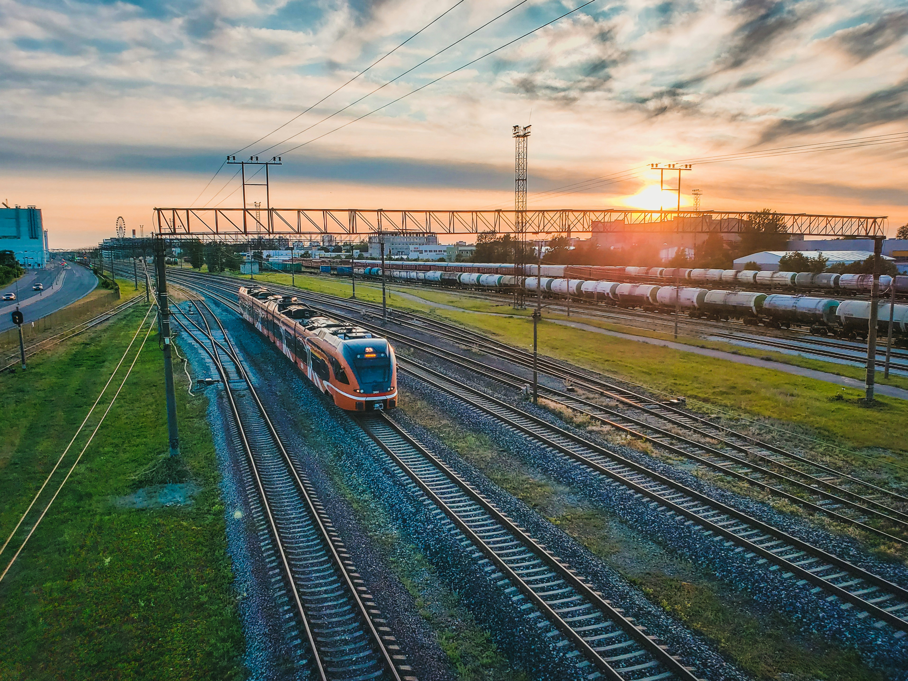 treno arancio su rotaie.jpg